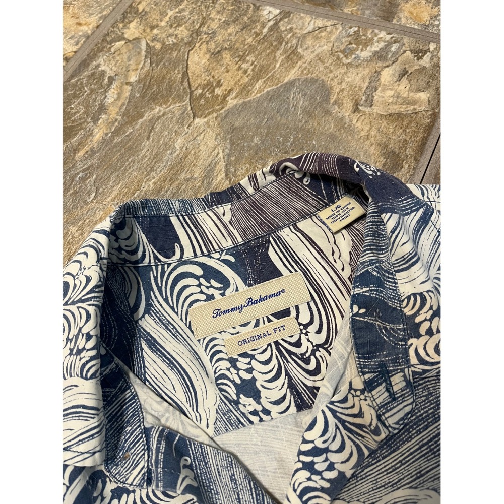 Tommy Bahama Silk Shirt Mens Large Blue Wave Print Short Sleeve Camp - Picture 3 of 6